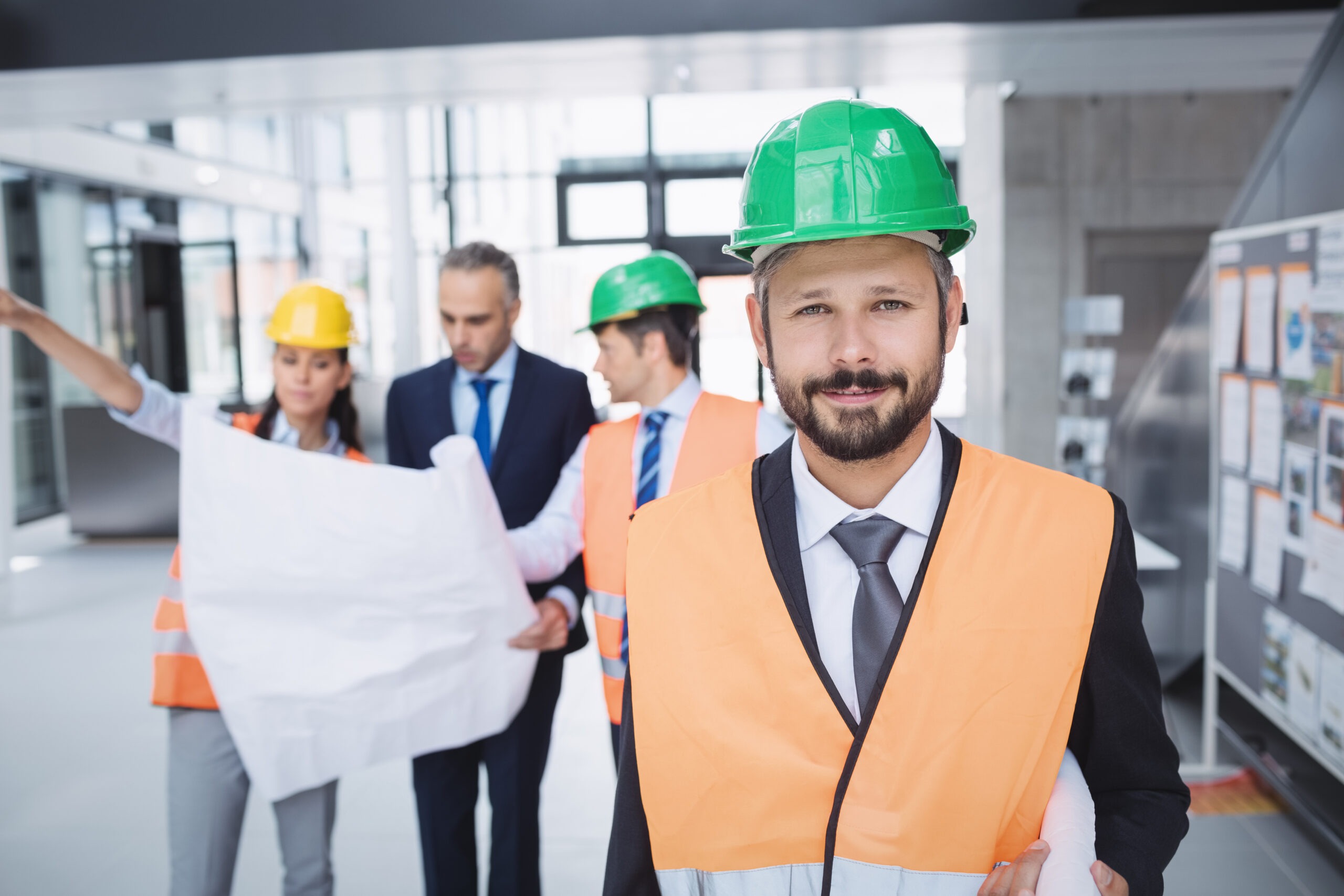 Hombre sonriendo trabajando en conjunto en una fabrica